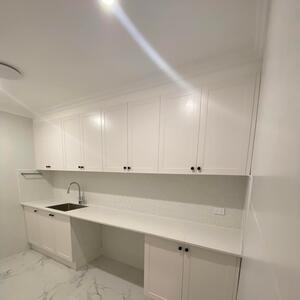 Polyurethane shaker laundry with stone bench and decorative tile pattern splash back👌👌